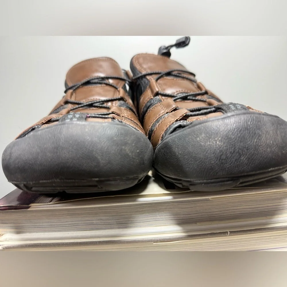 Khombu Size 11 Brown and Black Sandals